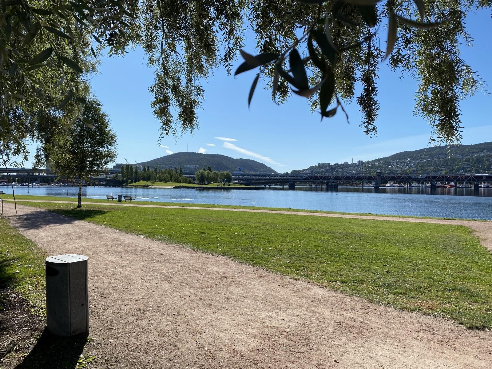 Flotte turområder i den idylliske elveparken på begge sider av elva Galleribilde