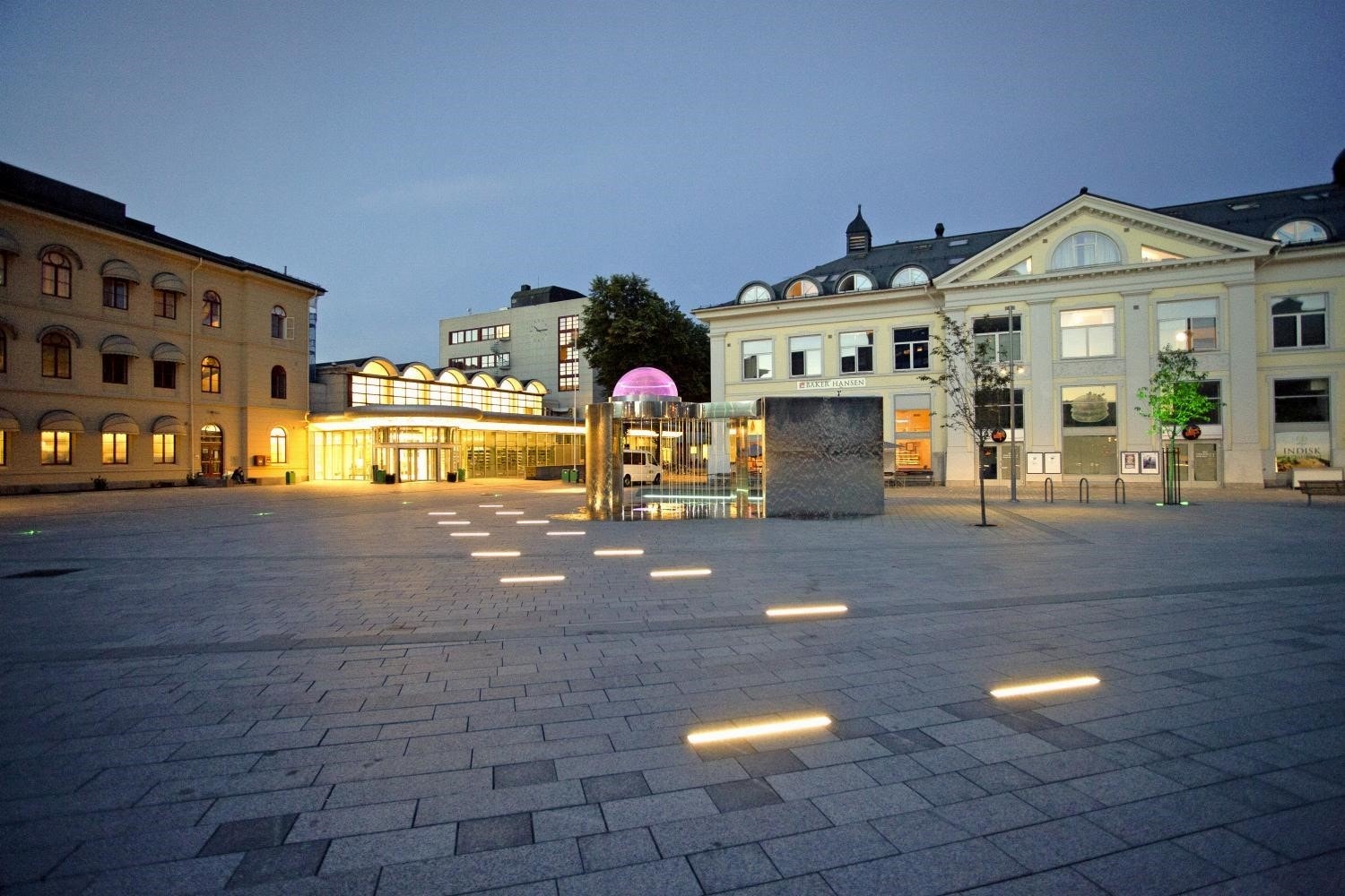 Kun omlag 2 km / 7 min sykkeltur / 25 min gange til byens sentrum og togstasjon Galleribilde