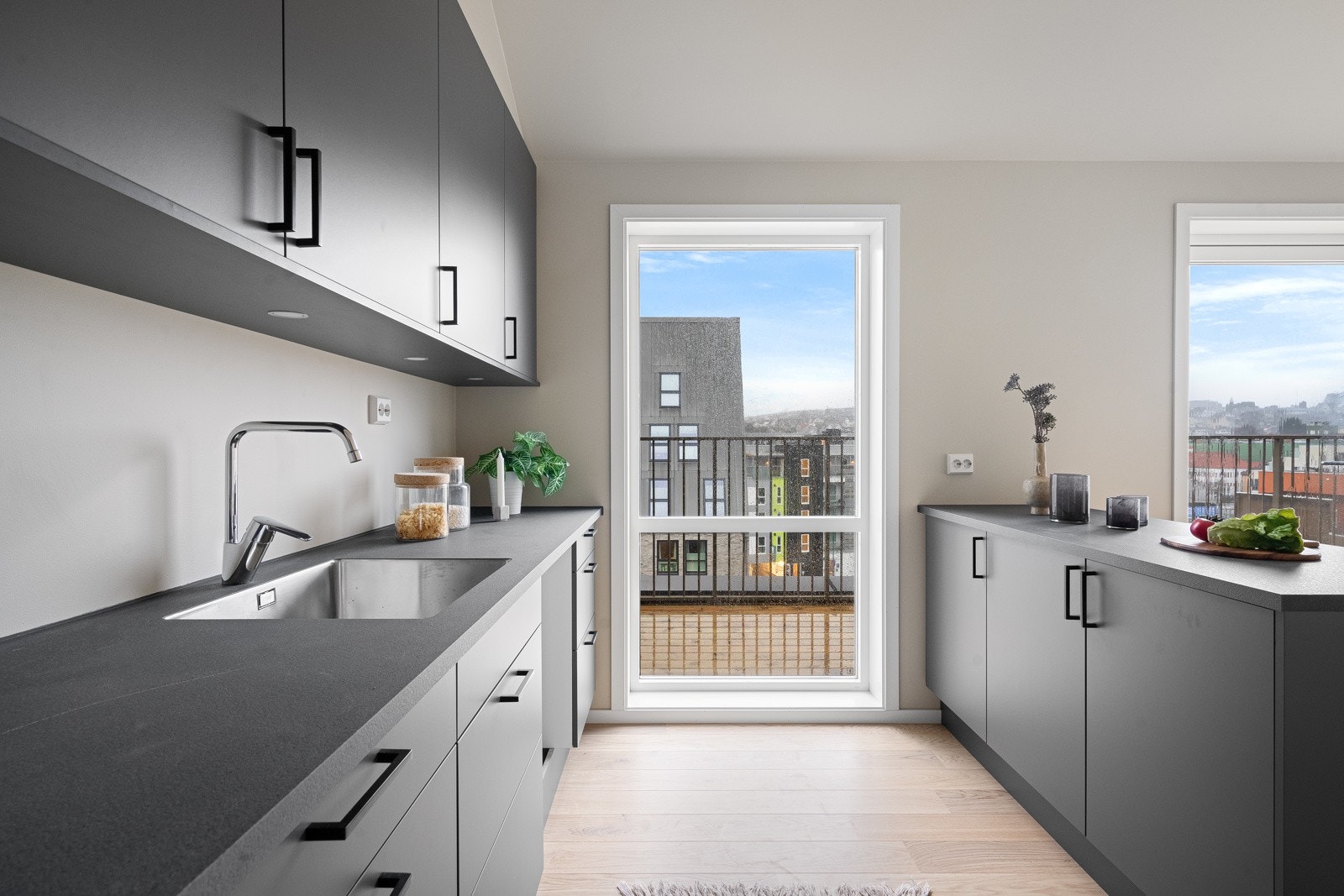 Kjøkkeninnredningen med tidløse grå fronter Galleribilde