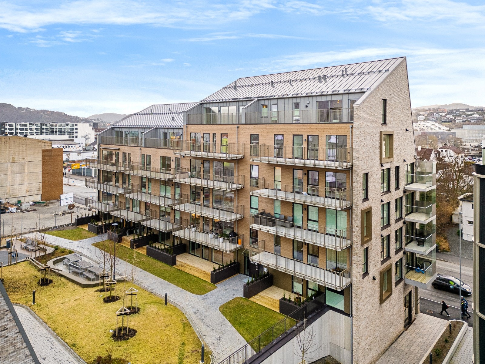 Bygården ligger fint til med grønn hage - midt i sentrum Galleribilde