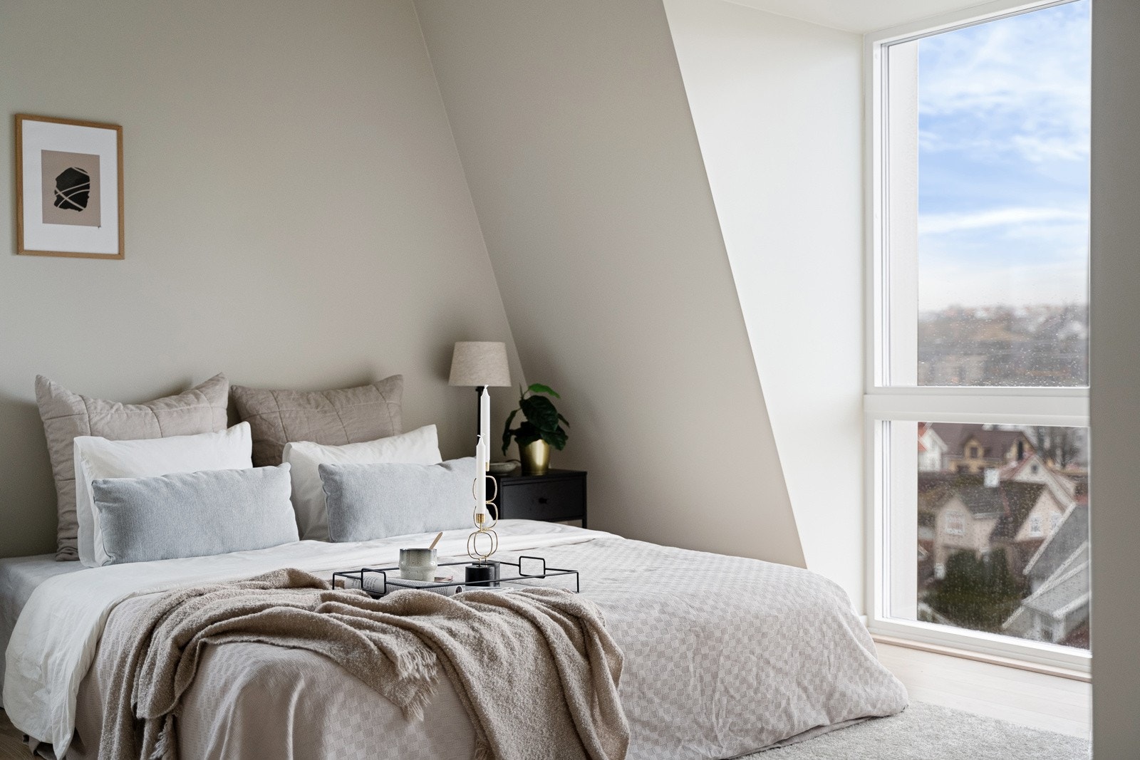 Her kan man ligge i sengen mens man skuer ut soveromsvinduet Galleribilde