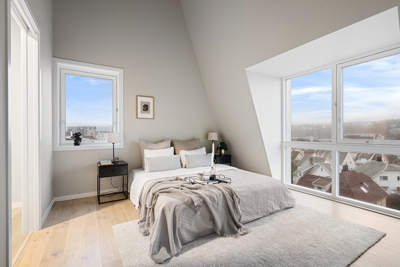 Hovedsoverom med sjelden tahøyde og store vinduer Galleribilde