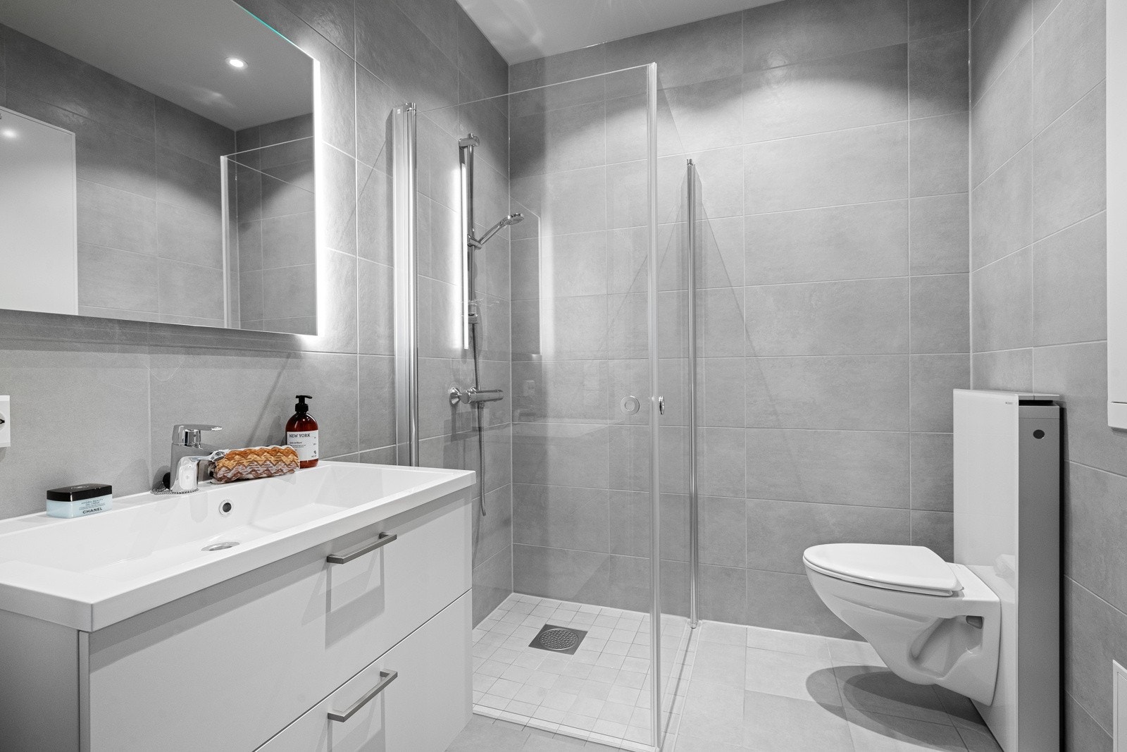 Bad i gang er innredet med samme fliser som på hovedsoverom Galleribilde