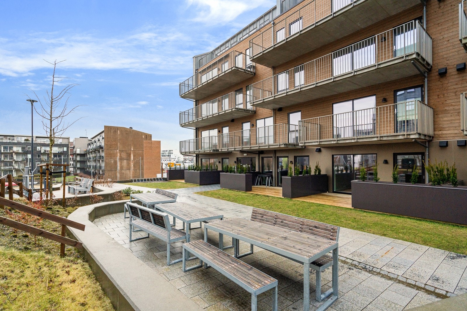 Det er flere sittesoner i felles uteområde Galleribilde