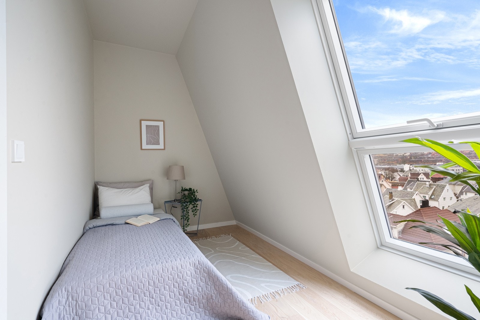 Soveorm nr 2 er lyst med stort takvindu som kan åpnes Galleribilde