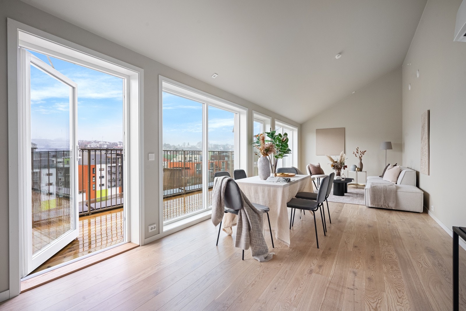 Fra stuen har man utgang til stor luftig balkong med fine siktsoner Galleribilde