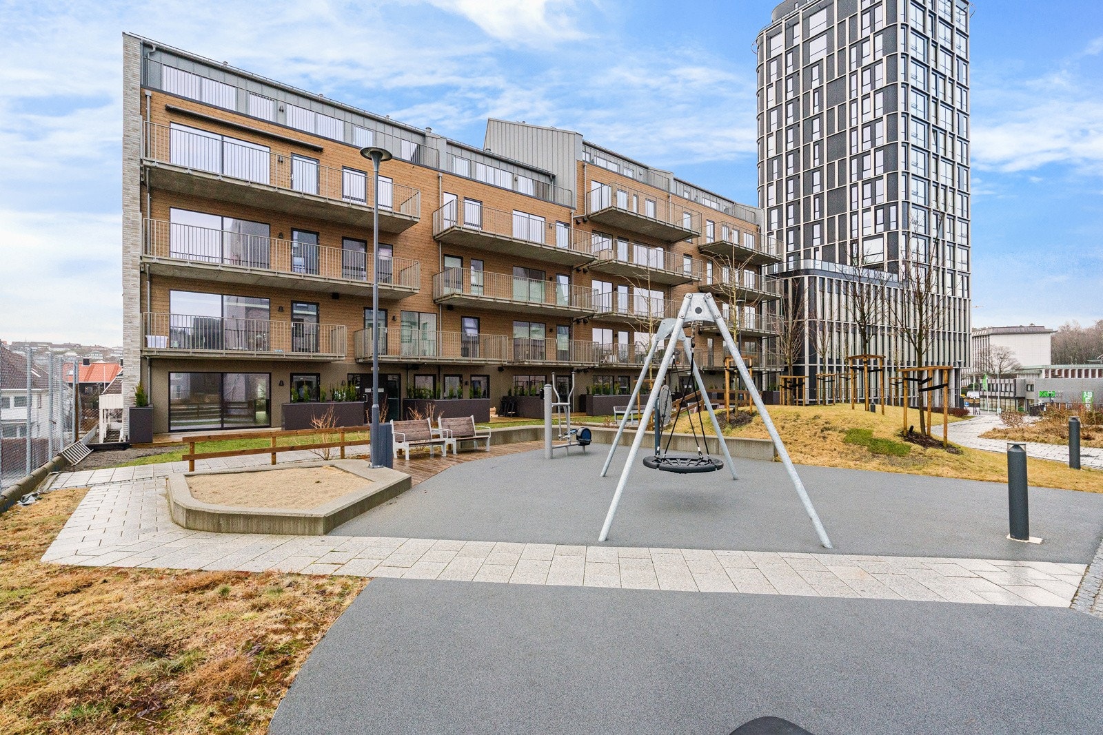 I bygårdens andre etajse kommer man ut i et atrium bestående av ulike felles uteområder Galleribilde