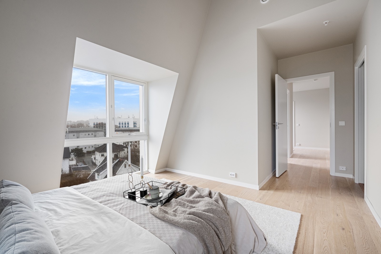 Fra hovedsoverommet har man eget bad og walk-in garderobe Galleribilde