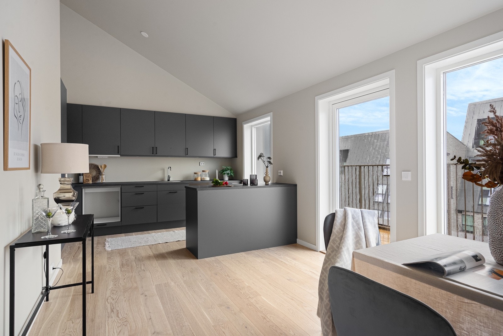 Stort kjøkken innredet med praktisk kjøkkenøy Galleribilde