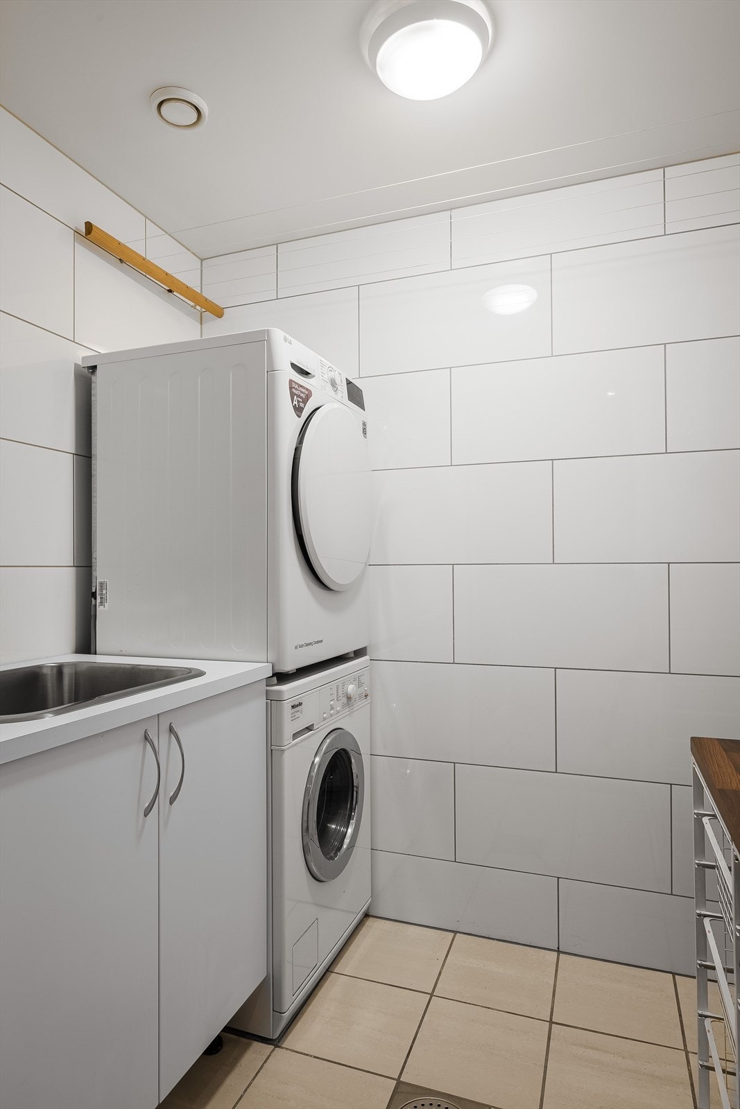 I tillegg er det et praktisk separat vaskerom med utslagsvask, opplegg for vaskemaskin og tørketrommel, samt tørkesnor. Galleribilde