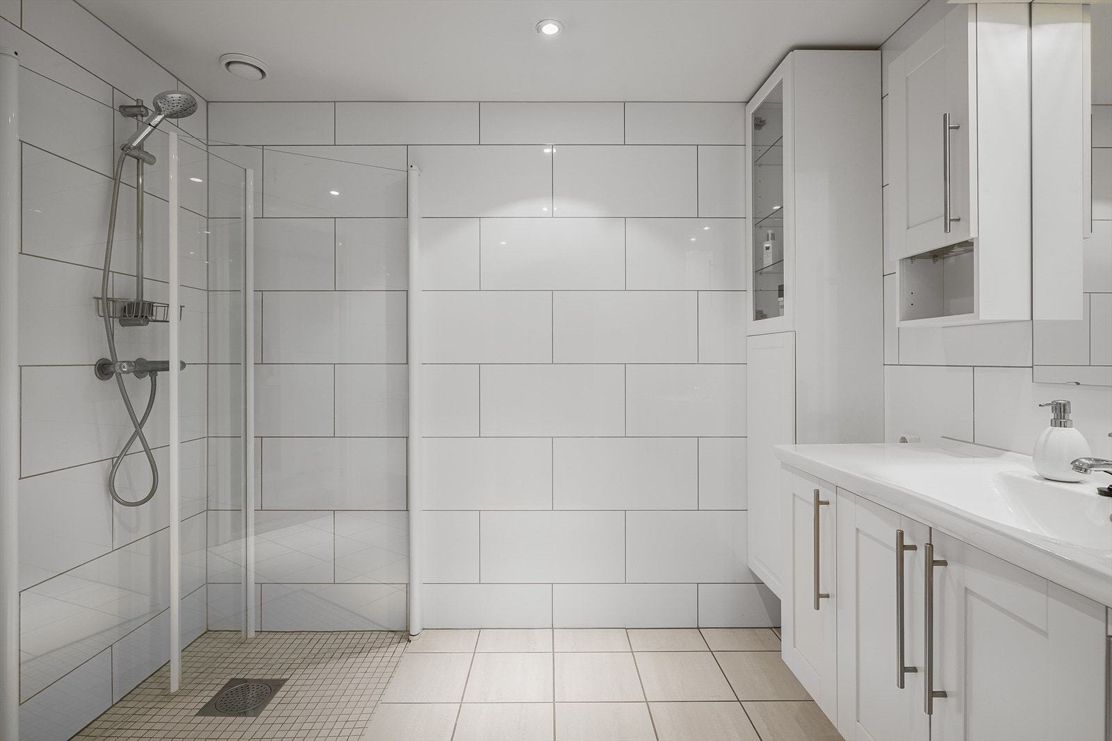 Det er downlights i taket for god belysning. Galleribilde