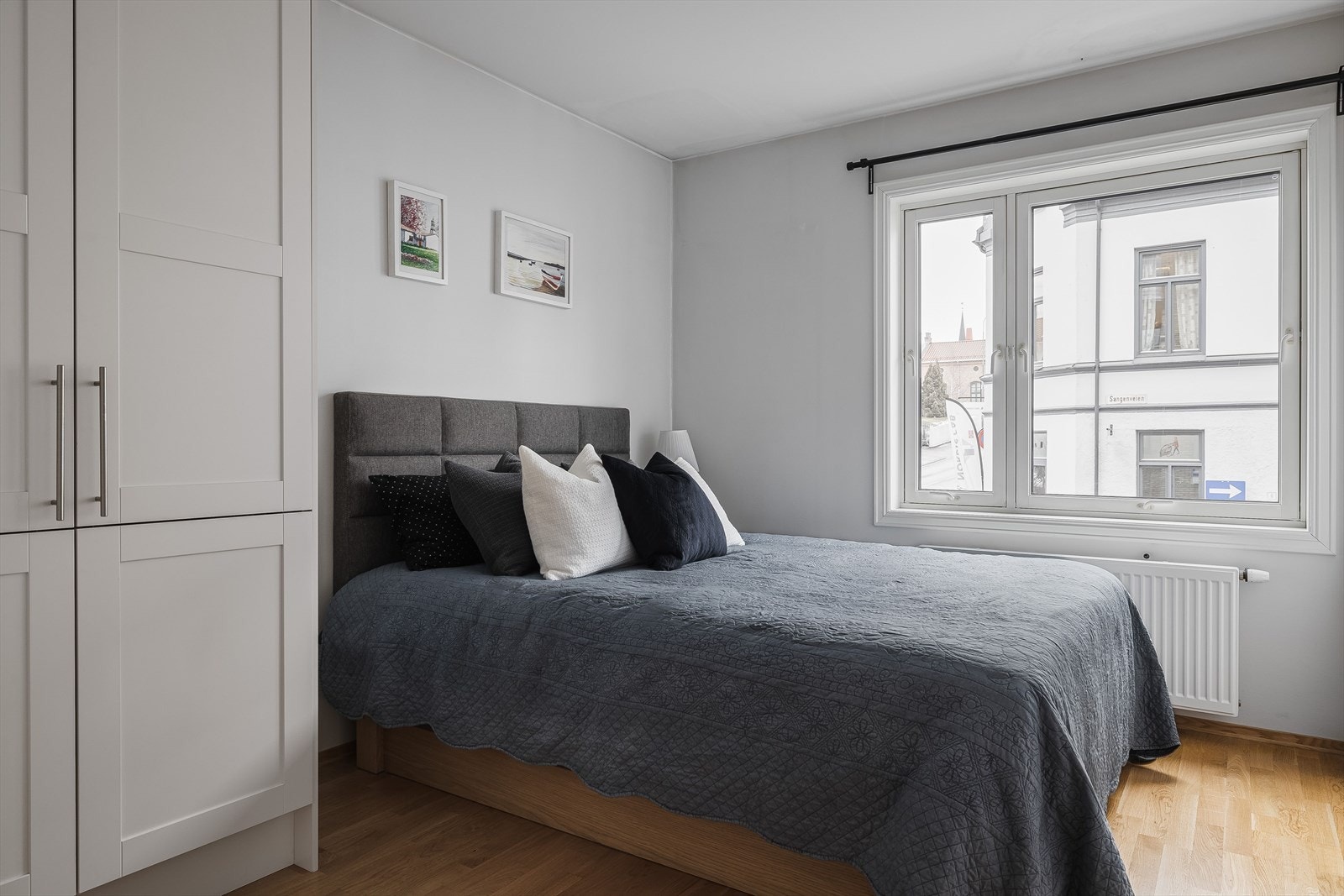 Alle soverommene er av god størrelse og har plass til seng og garderobeskap. Galleribilde