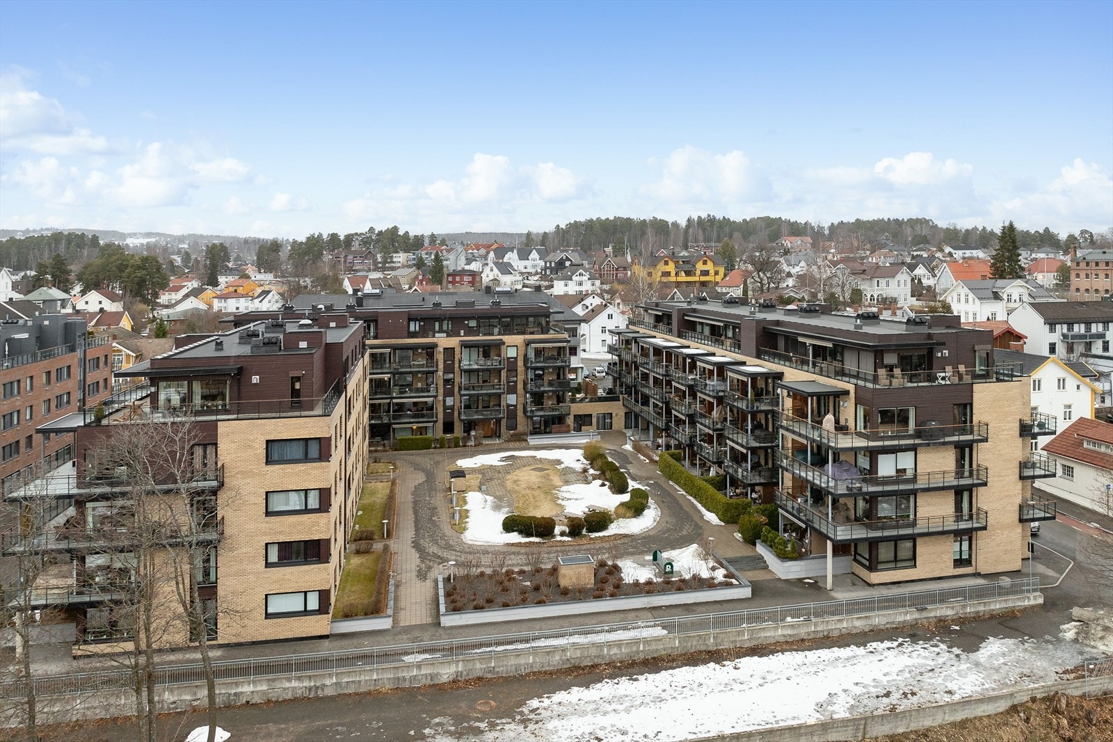 Borettslaget deler et pent og hyggelig opparbeidet atrium og fellesområde. Galleribilde