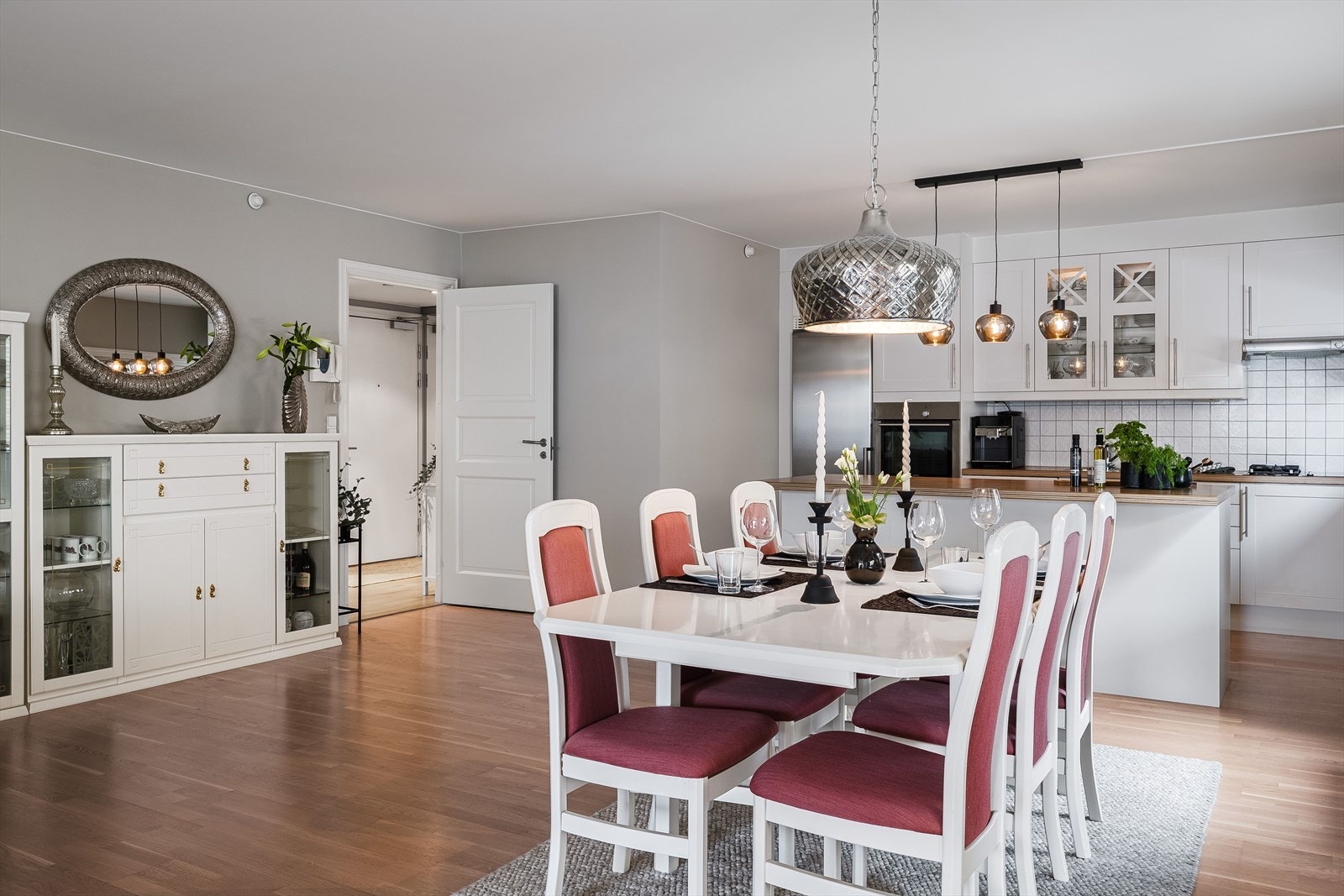 Det er god plass til en romslig spisestue og ønskelige oppbevaringsmøbler. Galleribilde