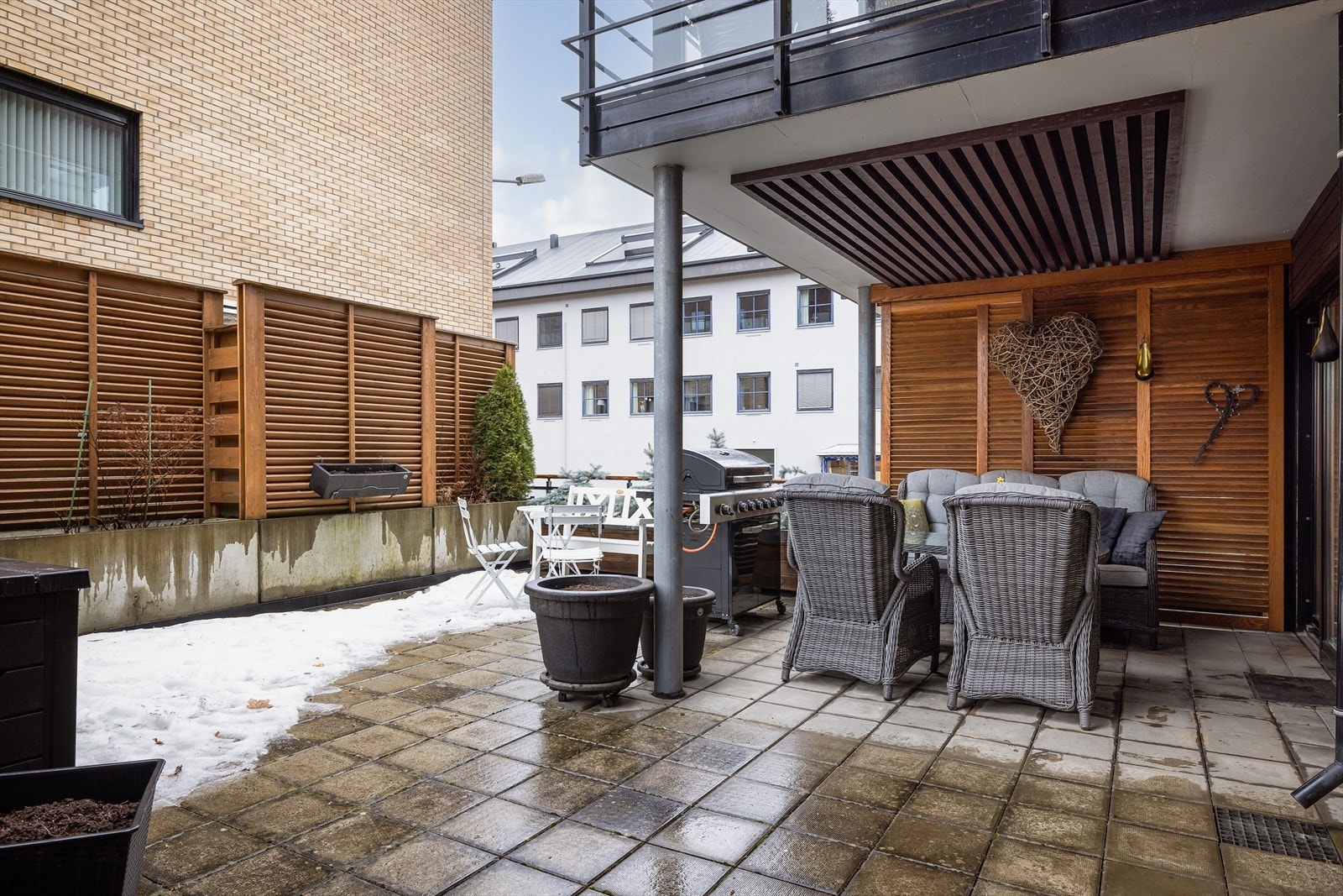 Her er det gode muligheter for å skape et hyggelig utemiljø med blomster, grill og diverse møbler. Galleribilde