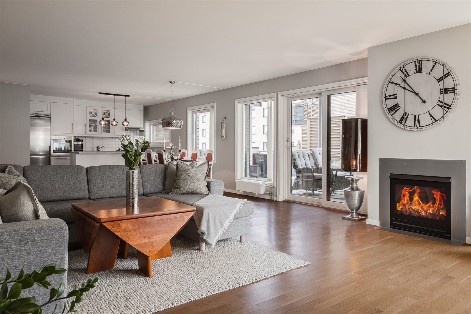 Praktisk stue med god plass til en romslig sofagruppe. Galleribilde