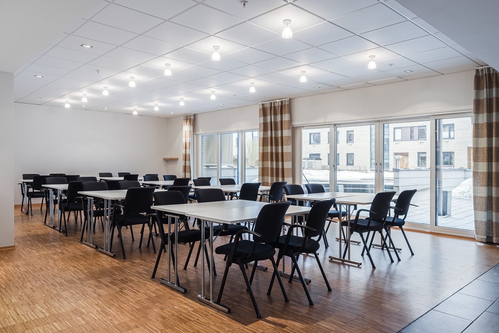 Det er også et romslig konferanserom med utgang til atriumet i borettslaget. Galleribilde