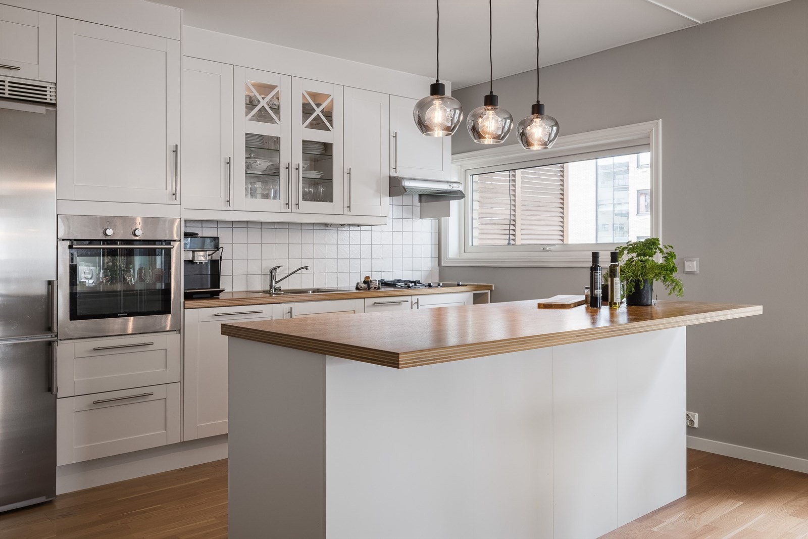 Lyst og pent kjøkken som ligger i åpen løsning med stua. Galleribilde