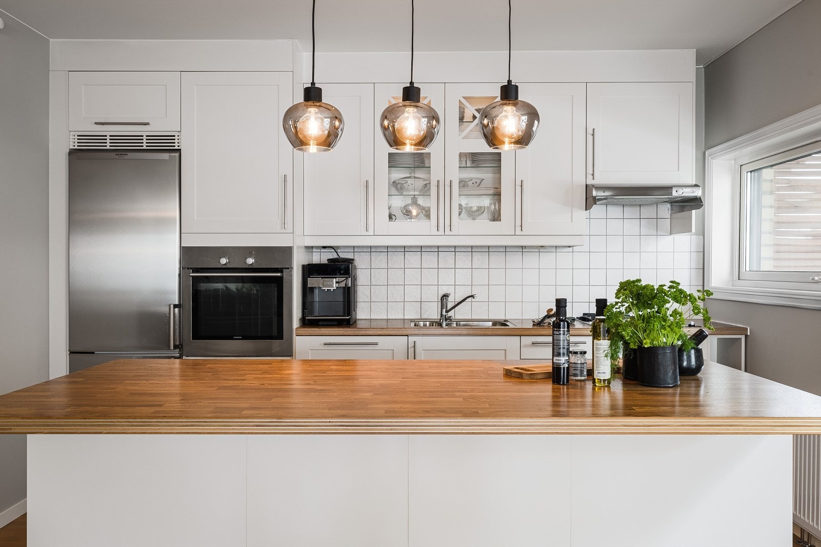 Oppvaskmaskin, stekeovn og steketopp med to gassbluss er integrert i kjøkkenet. Det er plass for frittstående kjøleskap. Galleribilde