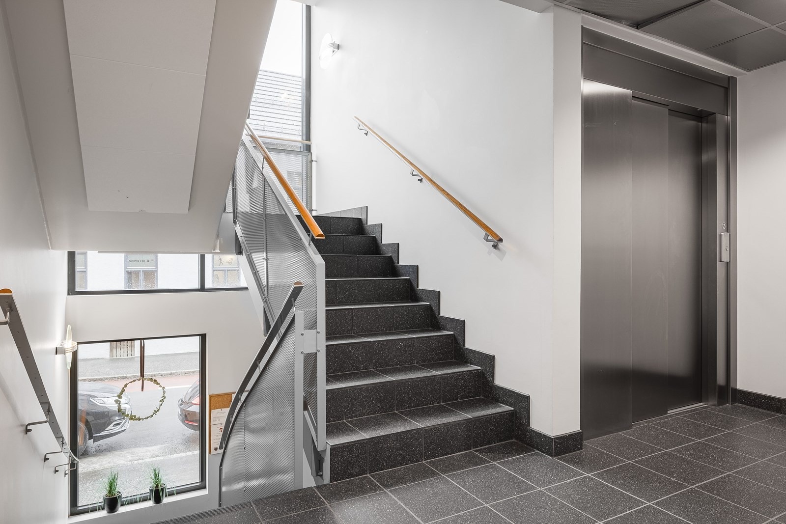 Lys felles innvendig trappegang og heisadkomst. Galleribilde