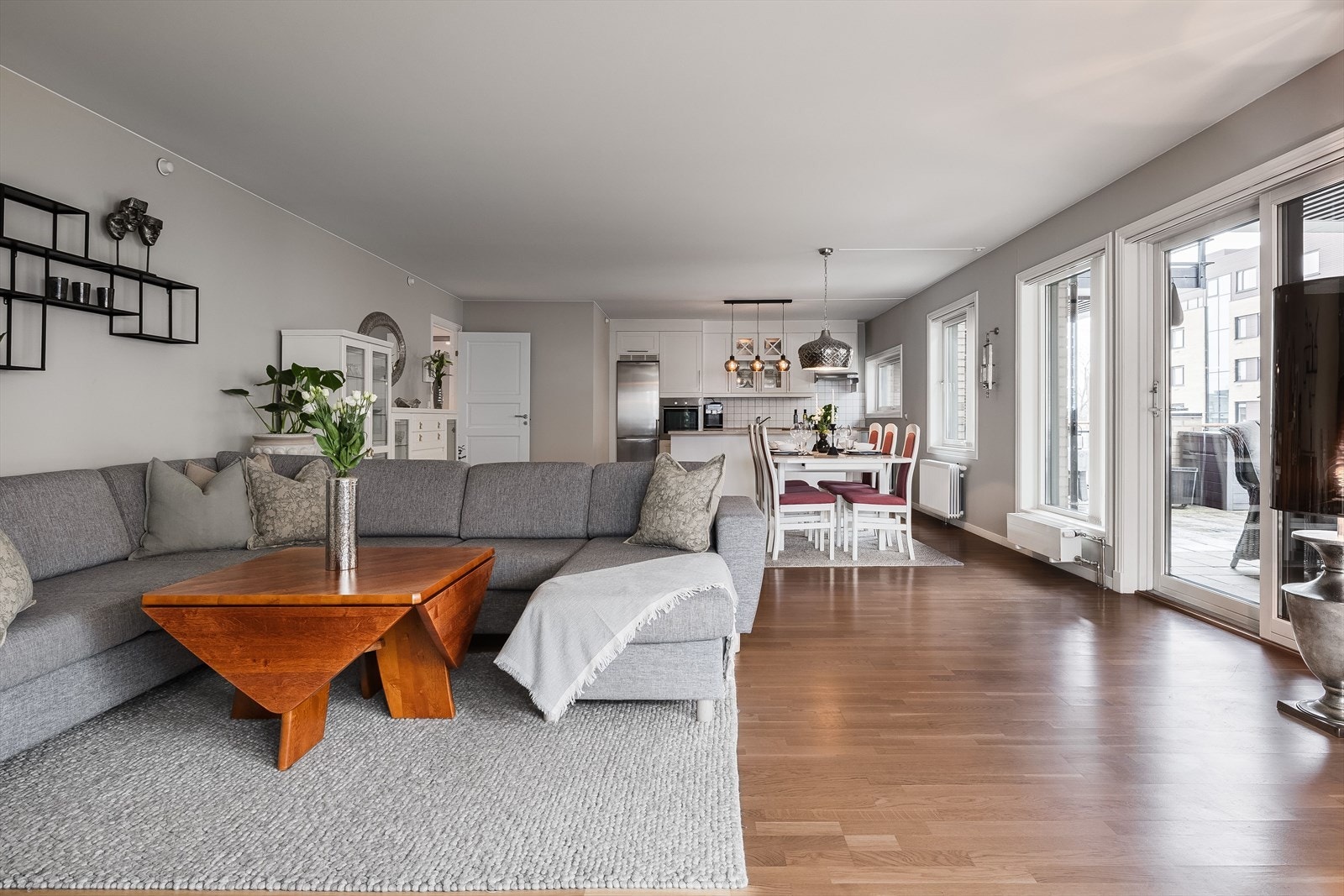 Meget stor og innbydende leilighet med hele 4 soverom og en stor stue med utgang til romslig terrasse. Galleribilde