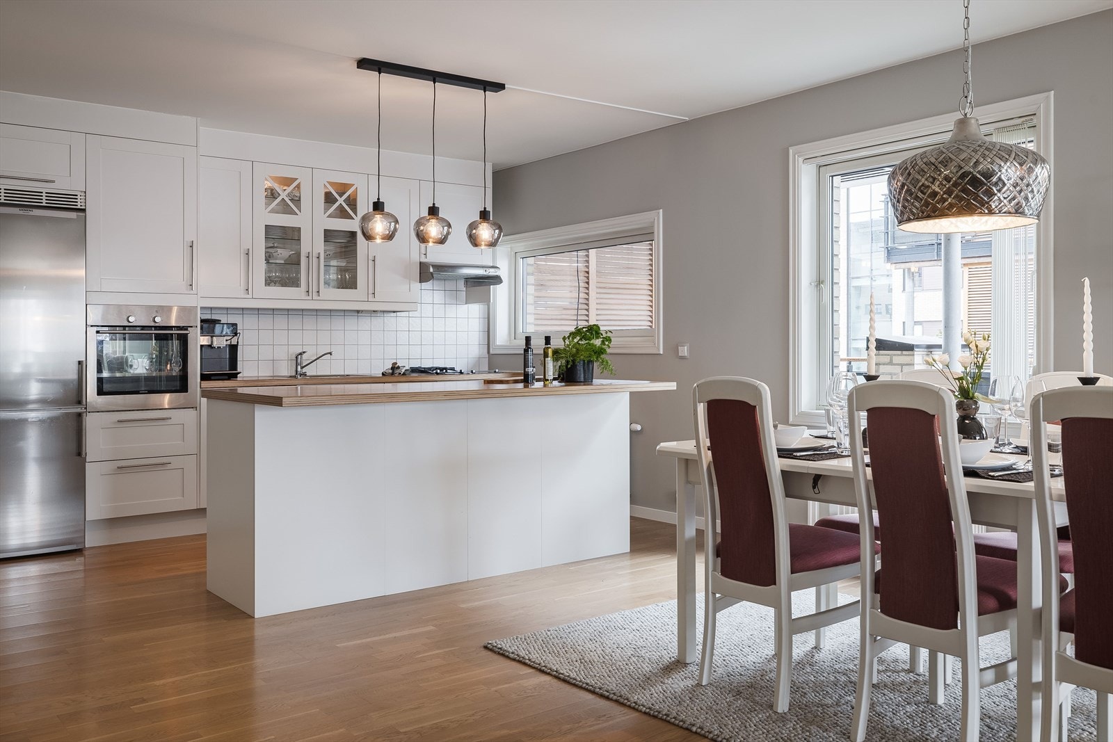 Kjøkkenøya gir et naturlig dele mellom kjøkkenet og spiseplassen, samtidig som den fingerer fint både som arbeidsbenk og avlastningsbord. Galleribilde