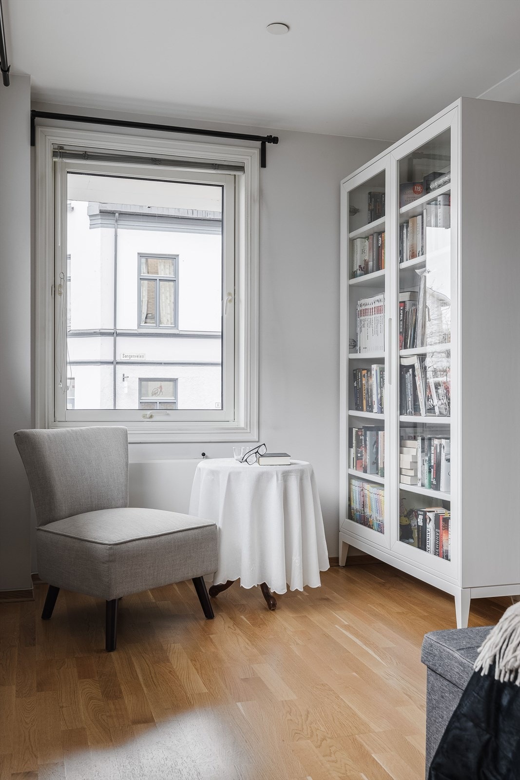 I hjørnet ved vinduet er det en fin plass til f.eks. en lesekrok. Galleribilde