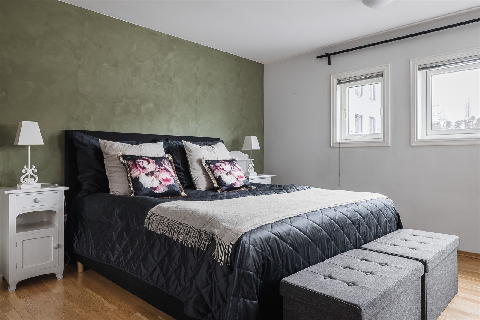 Det er hele fire soverom i leiligheten, dette er det største. Det er malt i lyse farger og har samme kontrastvegg som i stua. Galleribilde