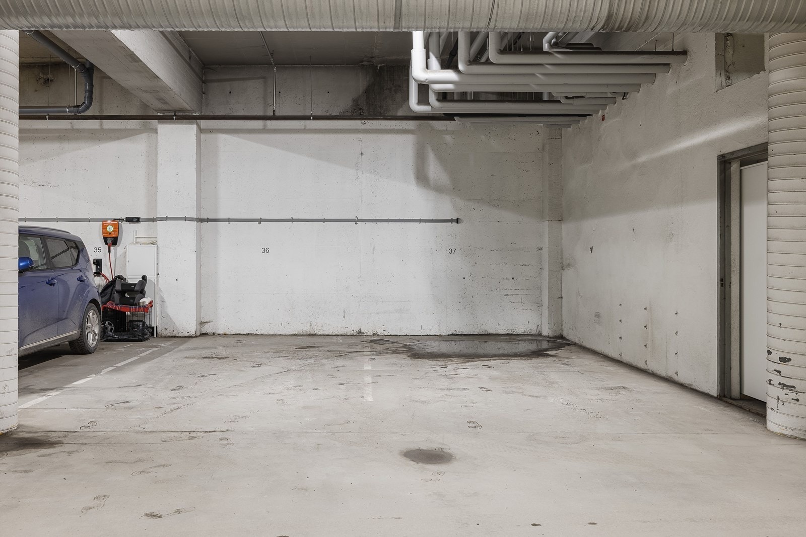 Det følger to romslige garasjeplasser med salget av leiligheten. Det er lagt opp til mulighet for å koble opp elbil-lader. Galleribilde