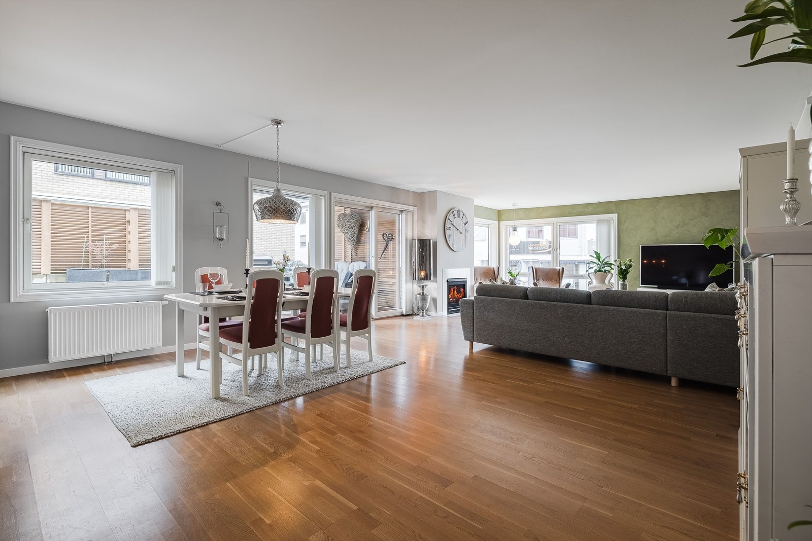 Det er rikelig med vinduer i stue noe som gir god lysinnslipp til rommet. Galleribilde