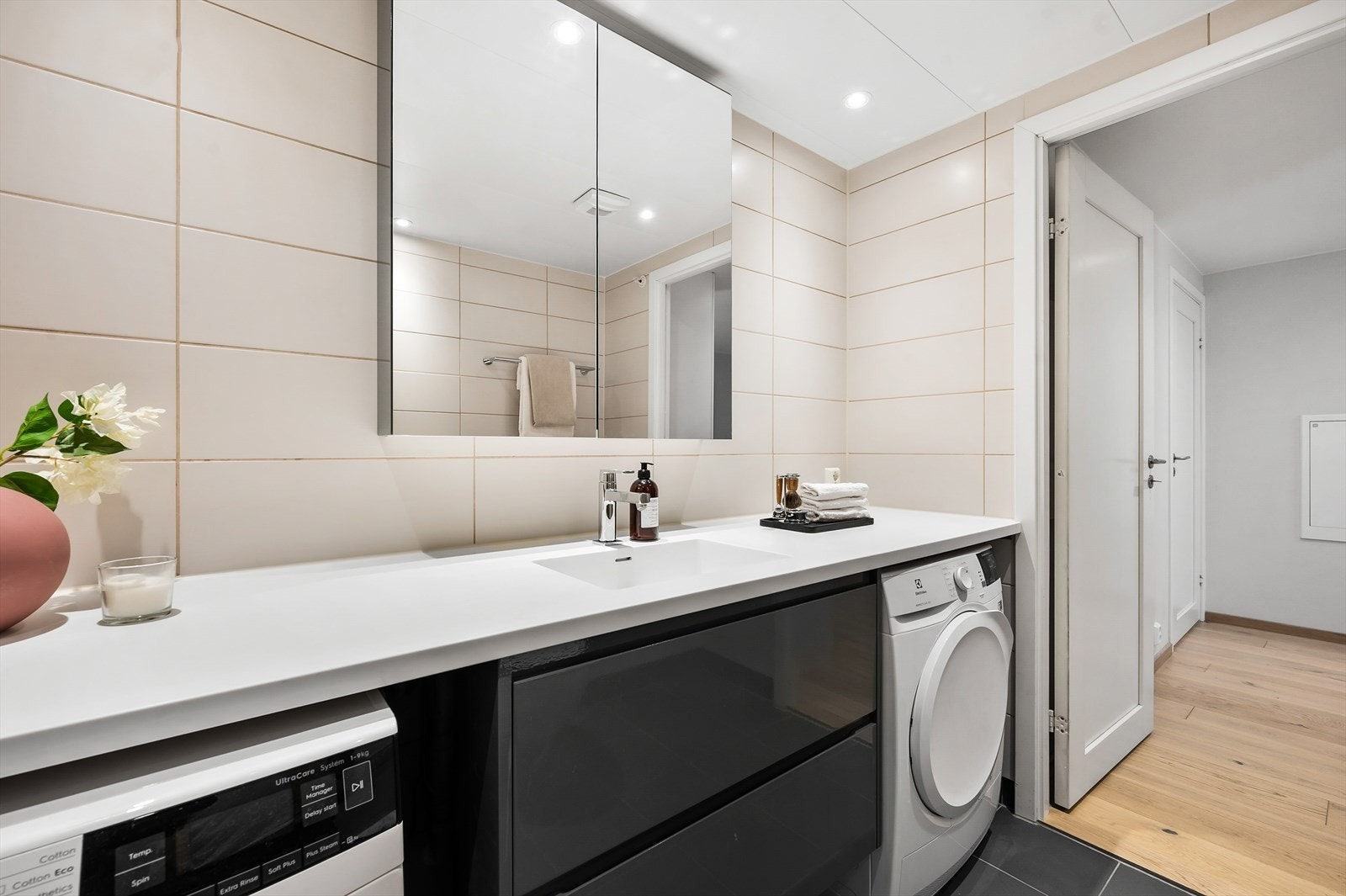 Baderomsmøbel med skuffer, nedfelt servant og overhenget speilskap. Galleribilde