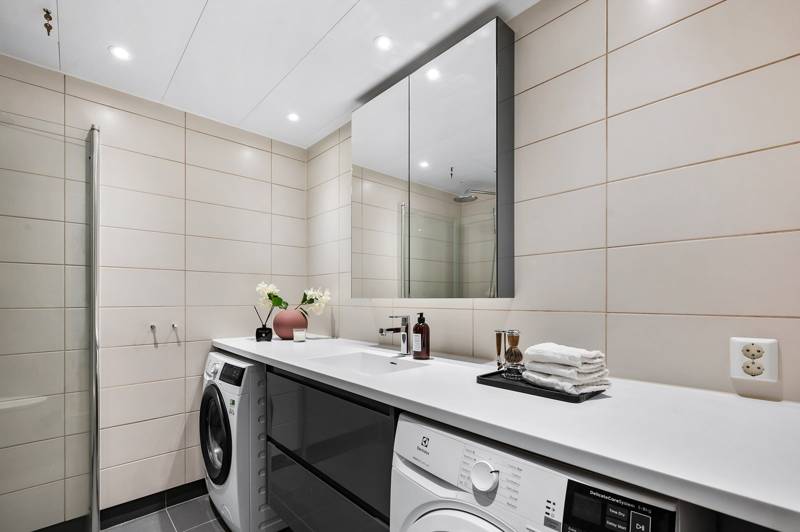 Det er opplegg til vaskemaskin og tørketrommel under benkeplaten. Galleribilde