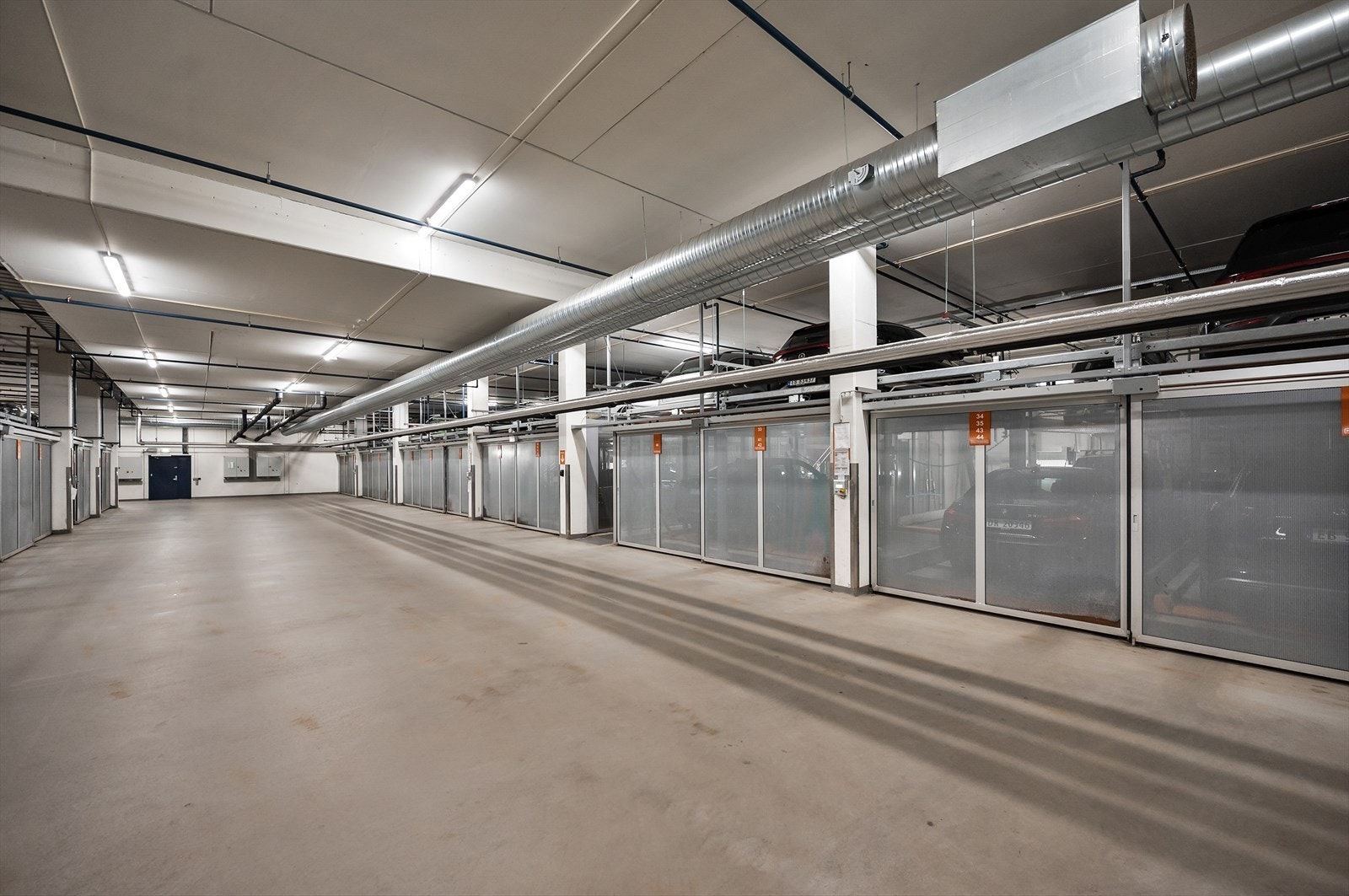 Parkeringsplass med mulighet for installering av elbil lader i lukket garasjeanlegg følger kjøpet. Galleribilde