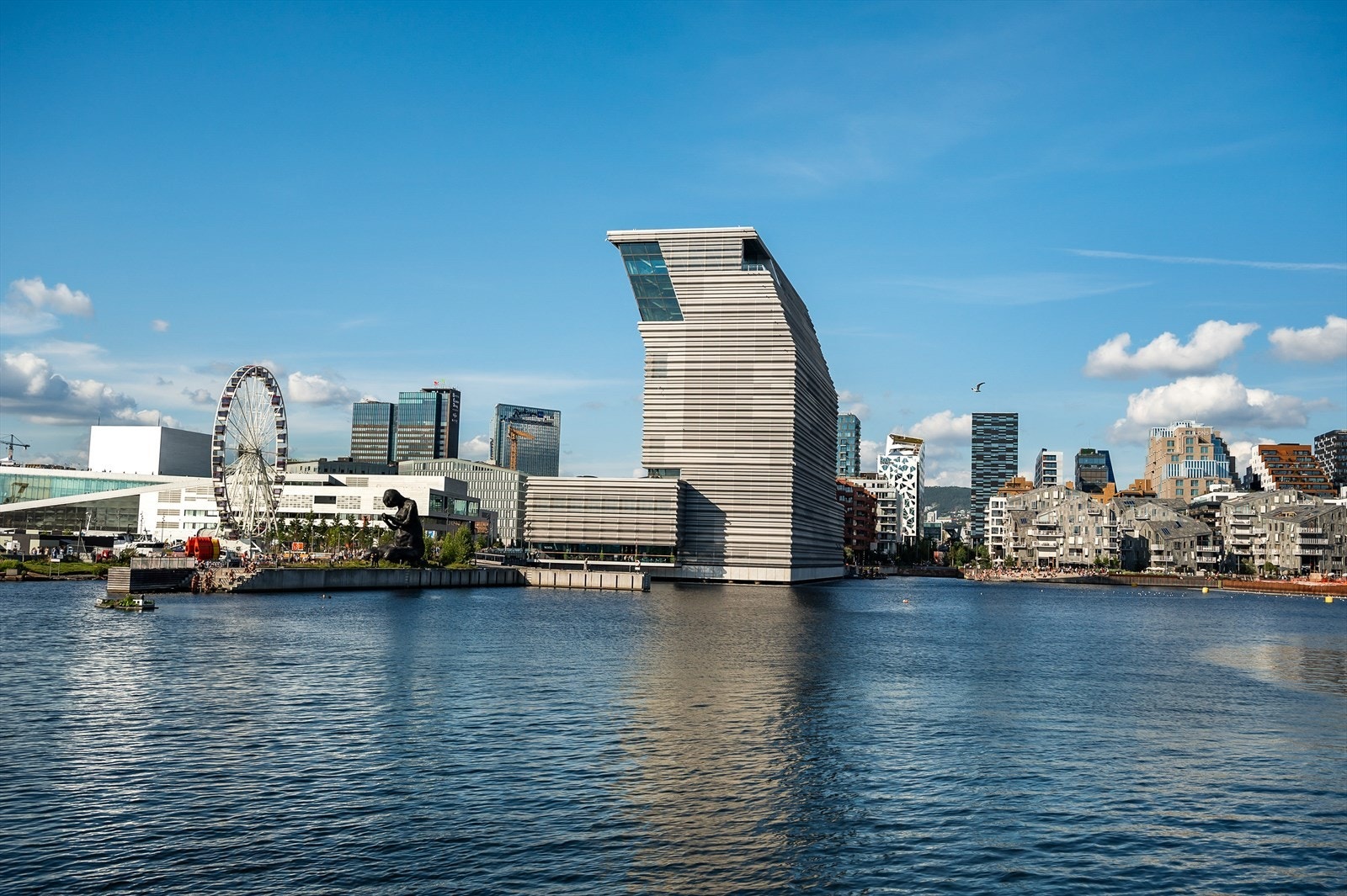 Det eneste som skiller Sørenga fra Barcode er en liten flytebrygge hvor du kan spasere over Oslobukta. Galleribilde