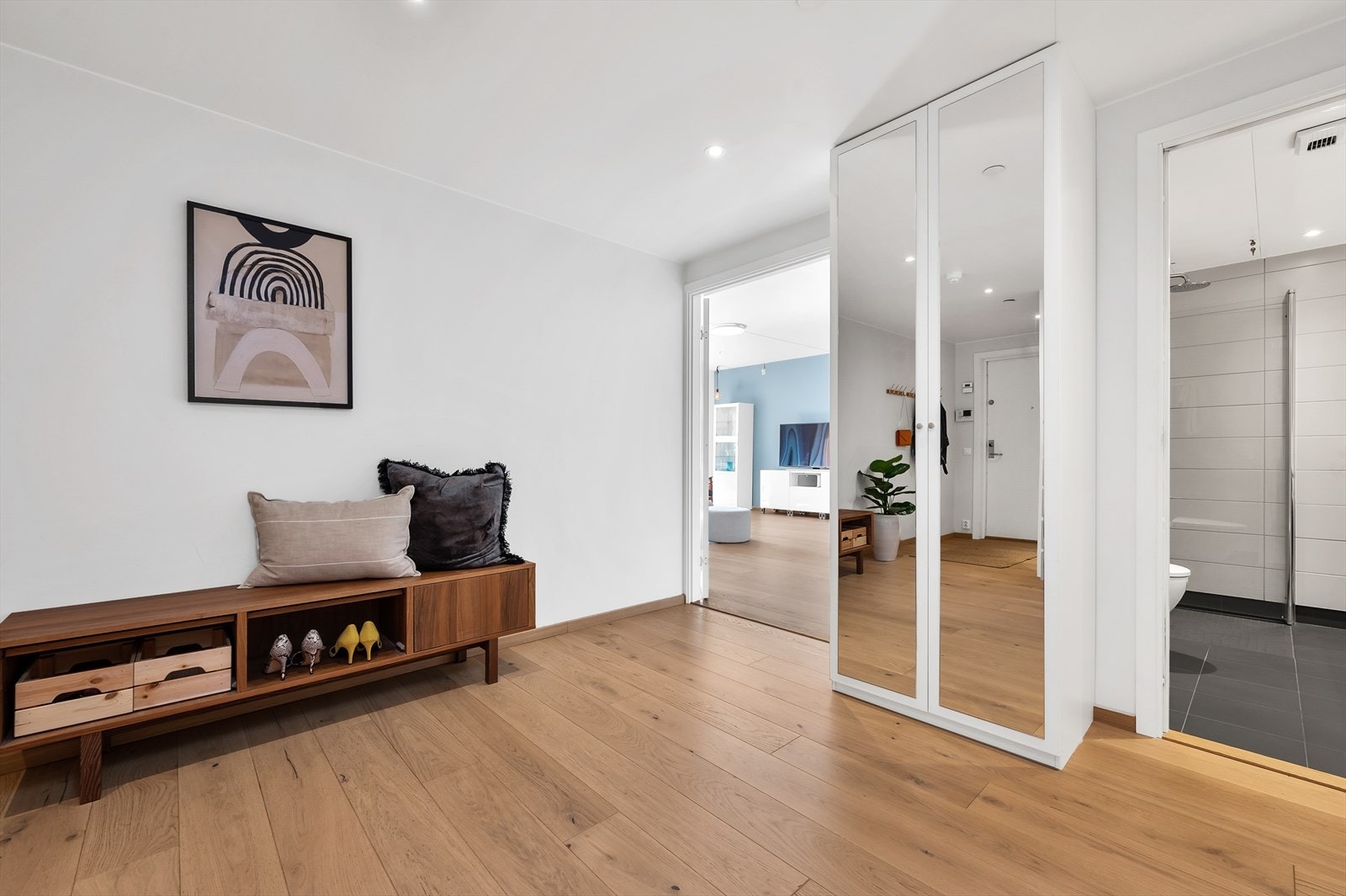 Det er nå på tide å vise frem resten av stue- og kjøkken samt. det siste soverommet. Galleribilde