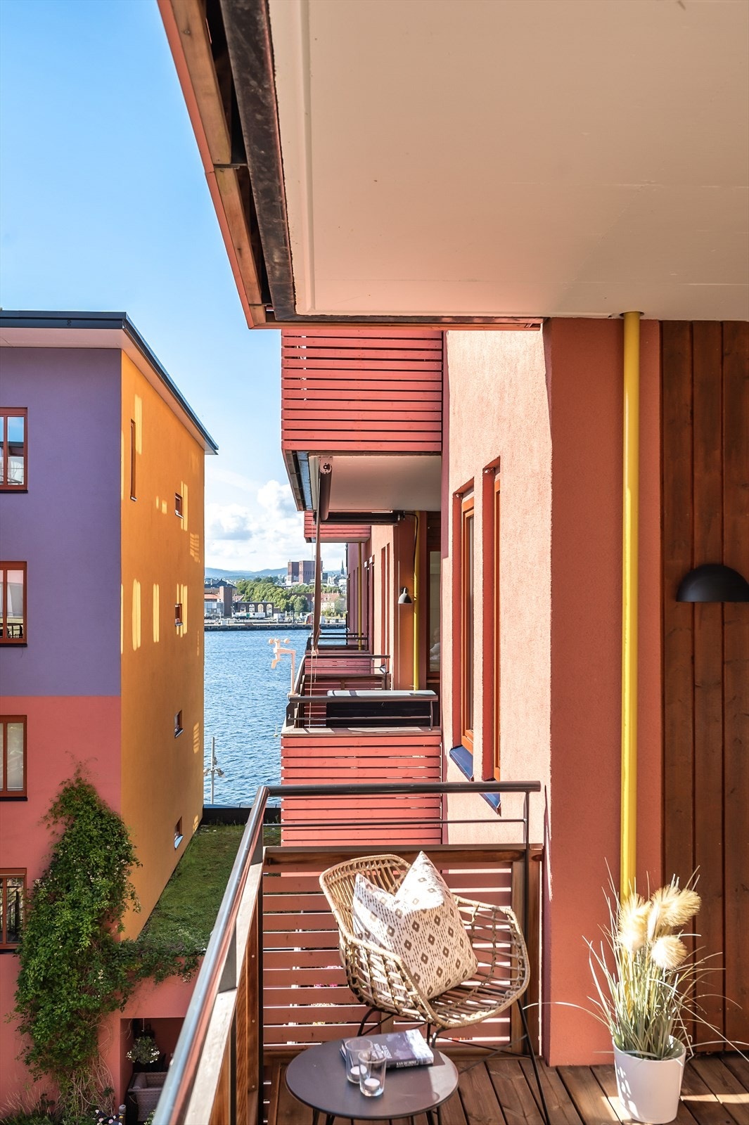 Flott intern beliggenhet, tilbaketrukket fra støy og mas - likevel bare et steinkast til yrende byliv. Galleribilde