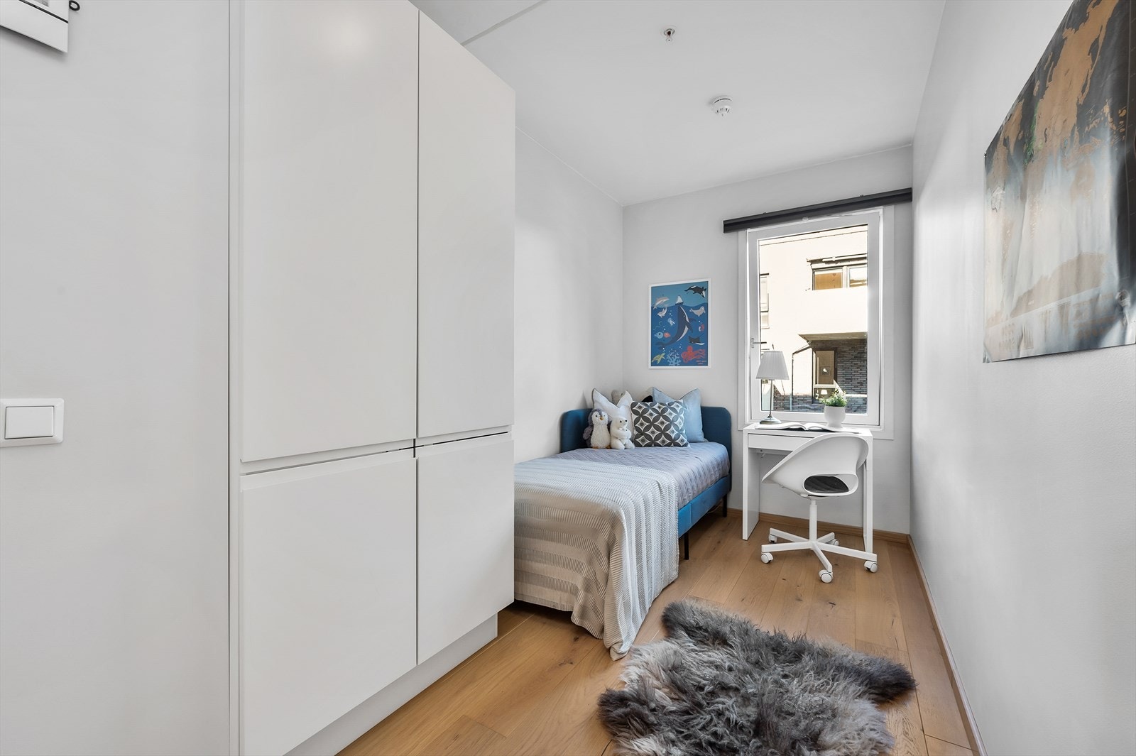 På rommet er det plass til en liten kontorpult - perfekt til å gjøre lekser eller ha hjemmekontor. Galleribilde