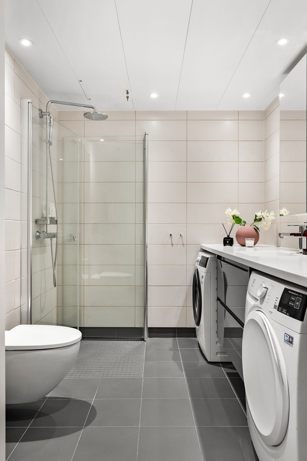 Pent flislagt bad med varme i gulvet. Varmtvann er a-konto inkludert i felleskostnader. Galleribilde