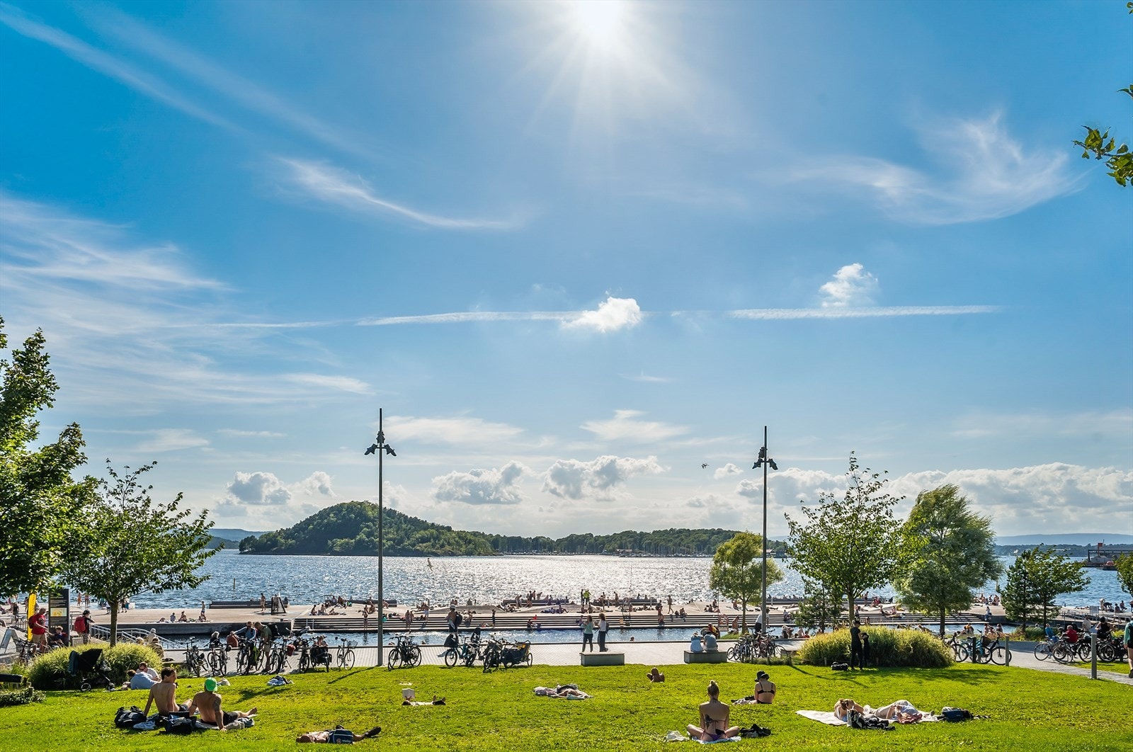 Sørenga sjøbad er et populært sted å samles for sol og bading på fine dager. Galleribilde