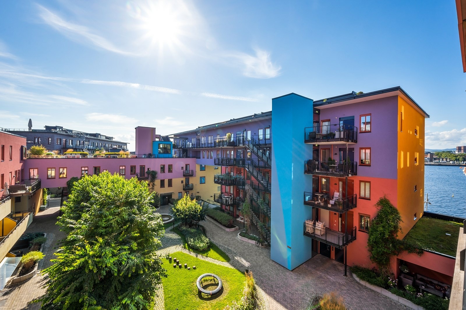 Hovedterrassen ligger på solsiden mot skjermet vakker bakgård med grønn beplantning. I bakgården er det knapt gjennomgang, så her får du beste av to verdener - sentral og rolig beliggenhet! Galleribilde