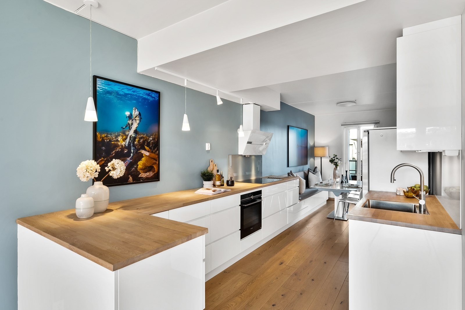 Kjøkkenet ble oppgradert med utstikkende øy og sittebenk i forlengelse av kjøkkenet av nåværende eier. Galleribilde