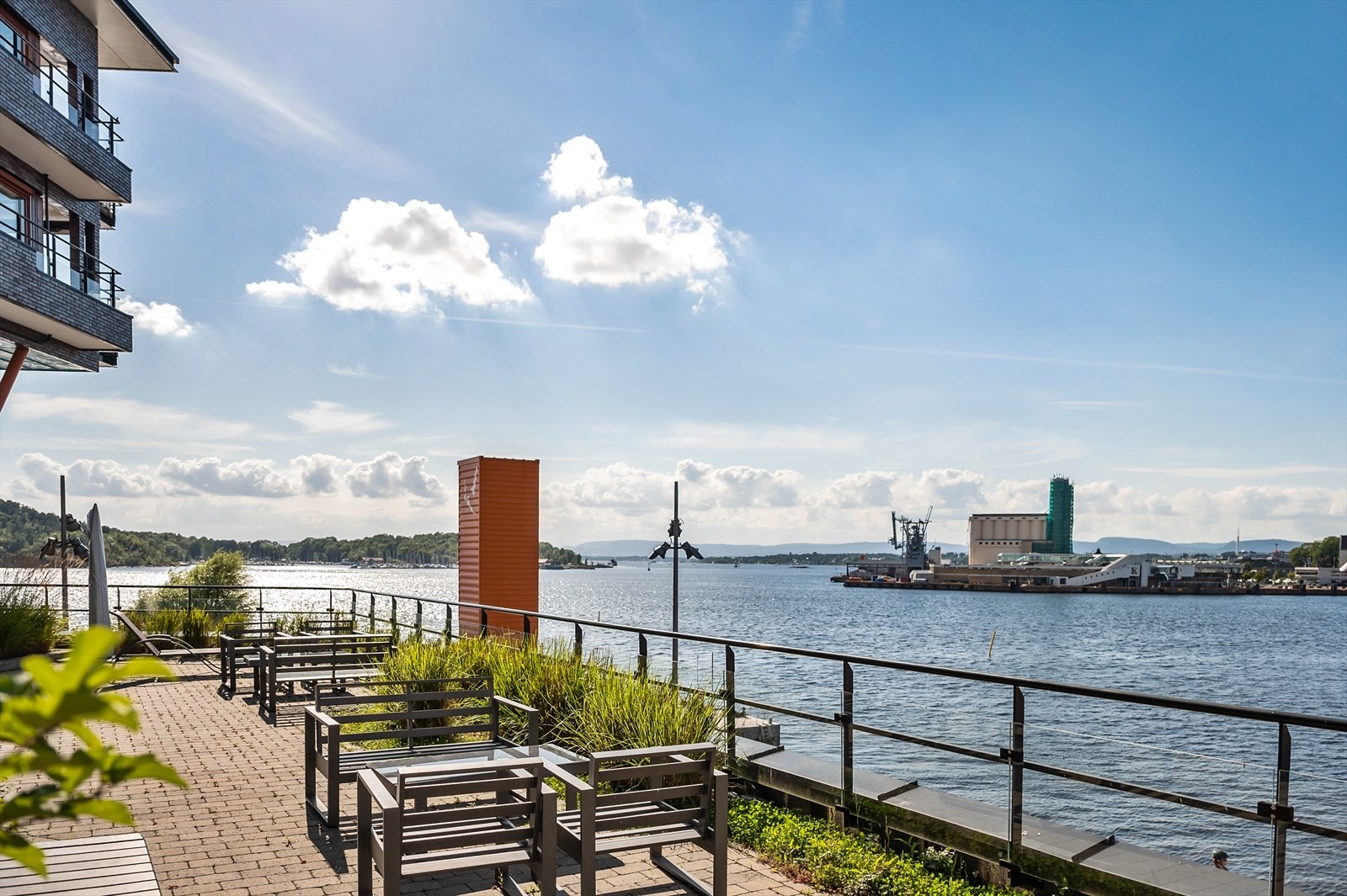 Som beboer har du tilgang til felles markterrasse med fantastisk utsikt mot Oslofjorden. Galleribilde