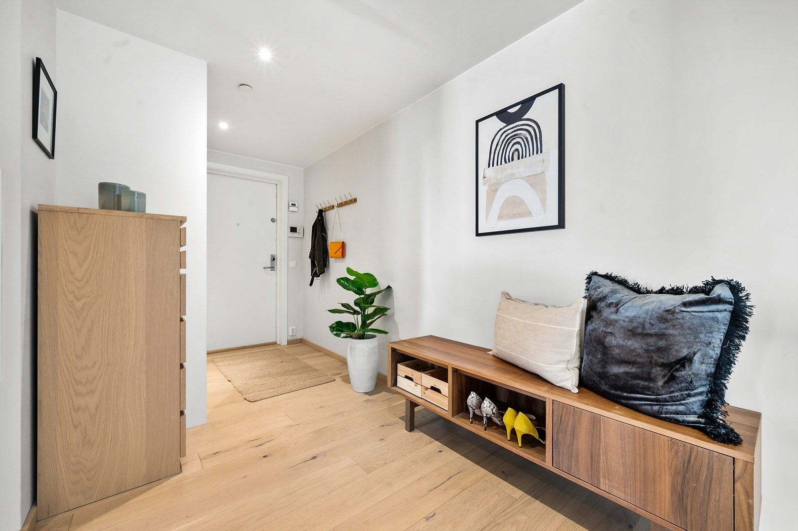 Velkommen inn! Vi starter med å vise frem entréen. Galleribilde