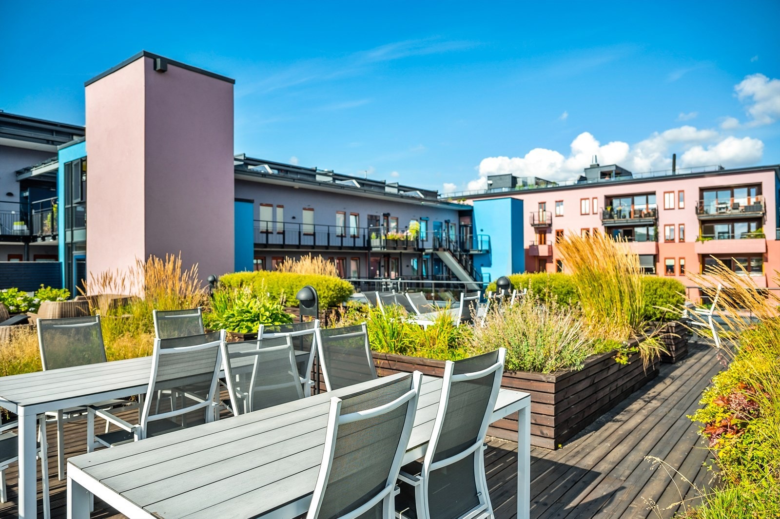 Her er det mange sittegrupper som gjør det enkelt å invitere med seg venner og familie for å nyte fine dager. Galleribilde