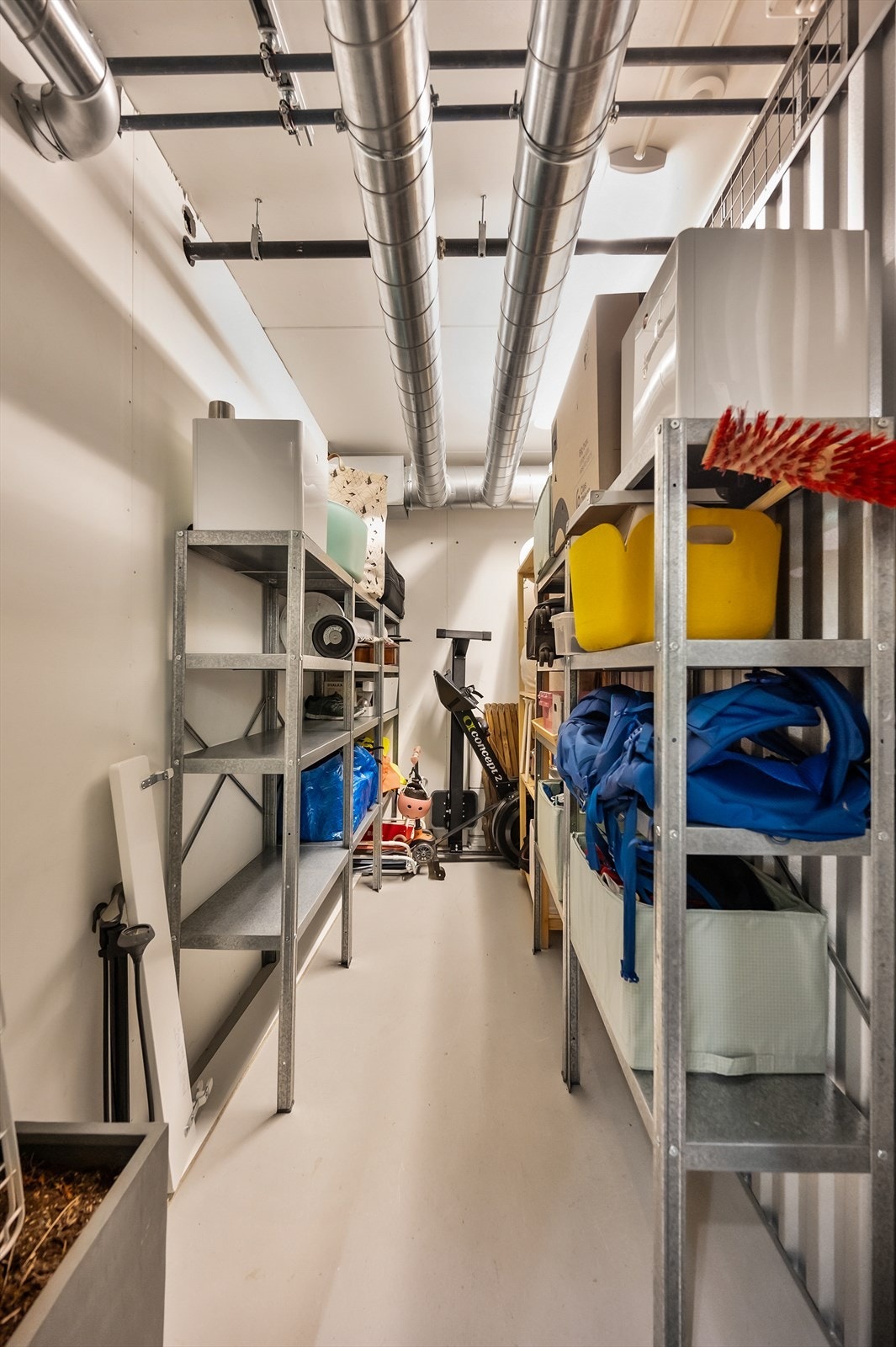 Tørr og praktisk bod på ca. 5,3 kvm uten mulighet for innsyn. Galleribilde