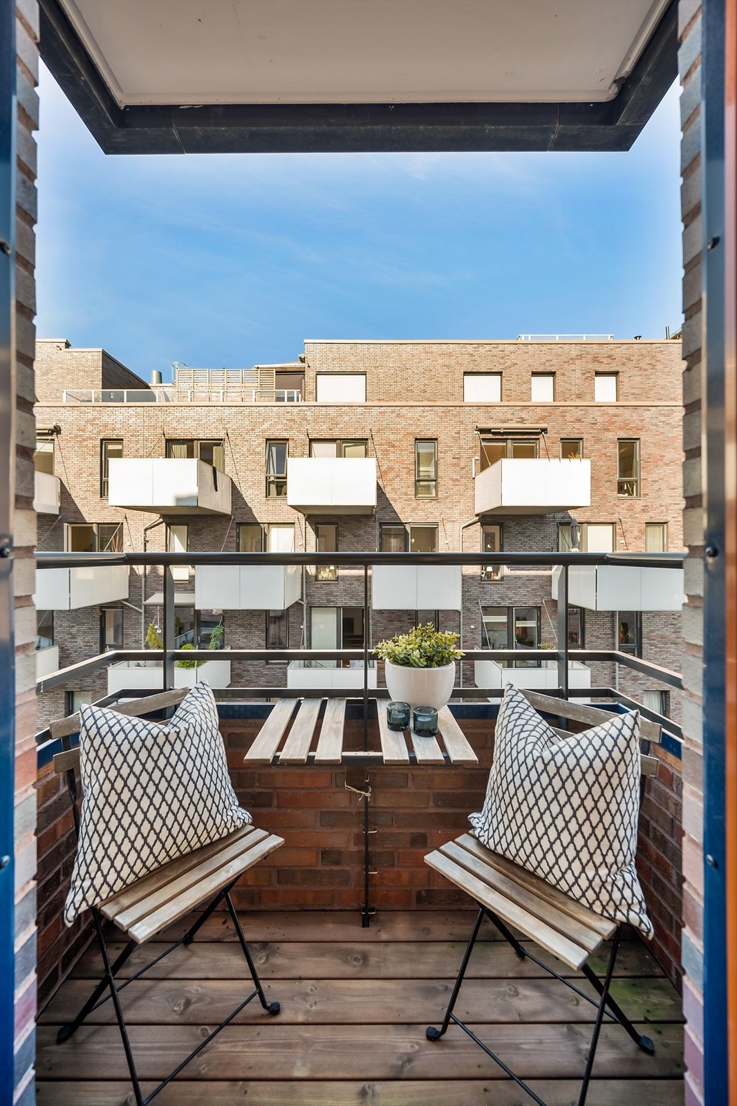 Koselig balkong med utsikt mot kanalen og Oslobukta. Galleribilde