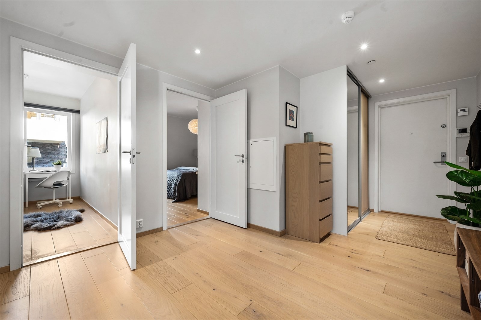 Det er vannbåren gulvvarme i alle rom som er a-konto inkludert i felleskostnader. Galleribilde