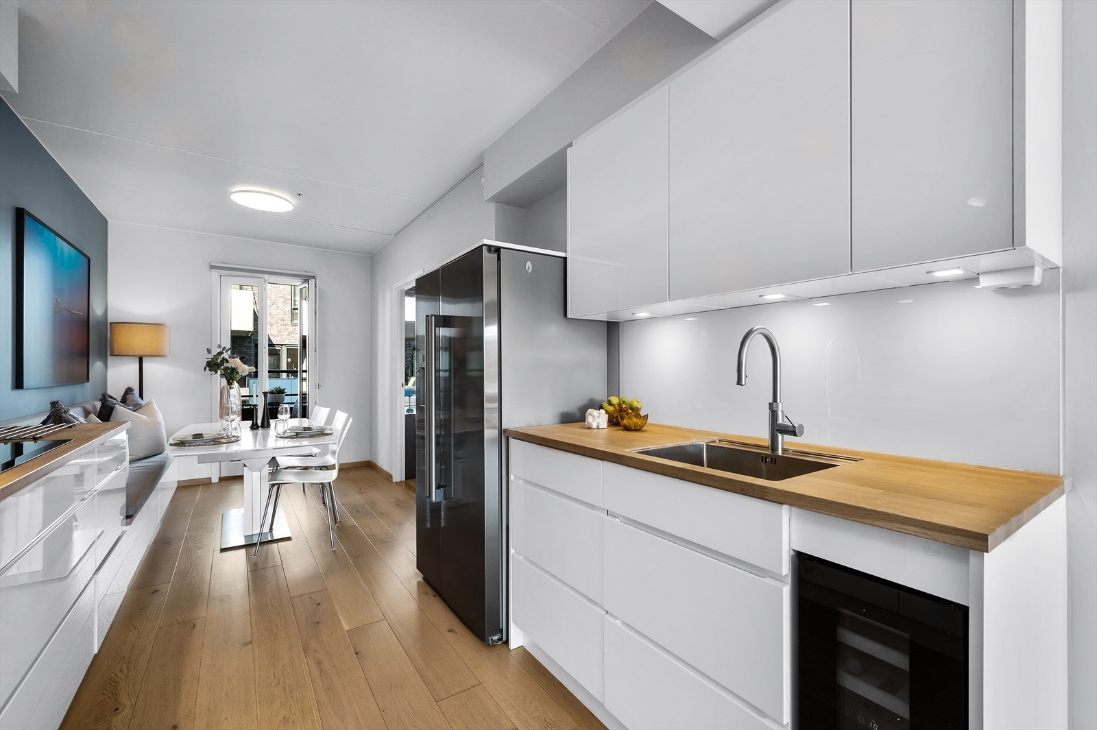 Kjøkkenet er også utstyrt med vinskap samt. kombi kjøl- og frys. Galleribilde