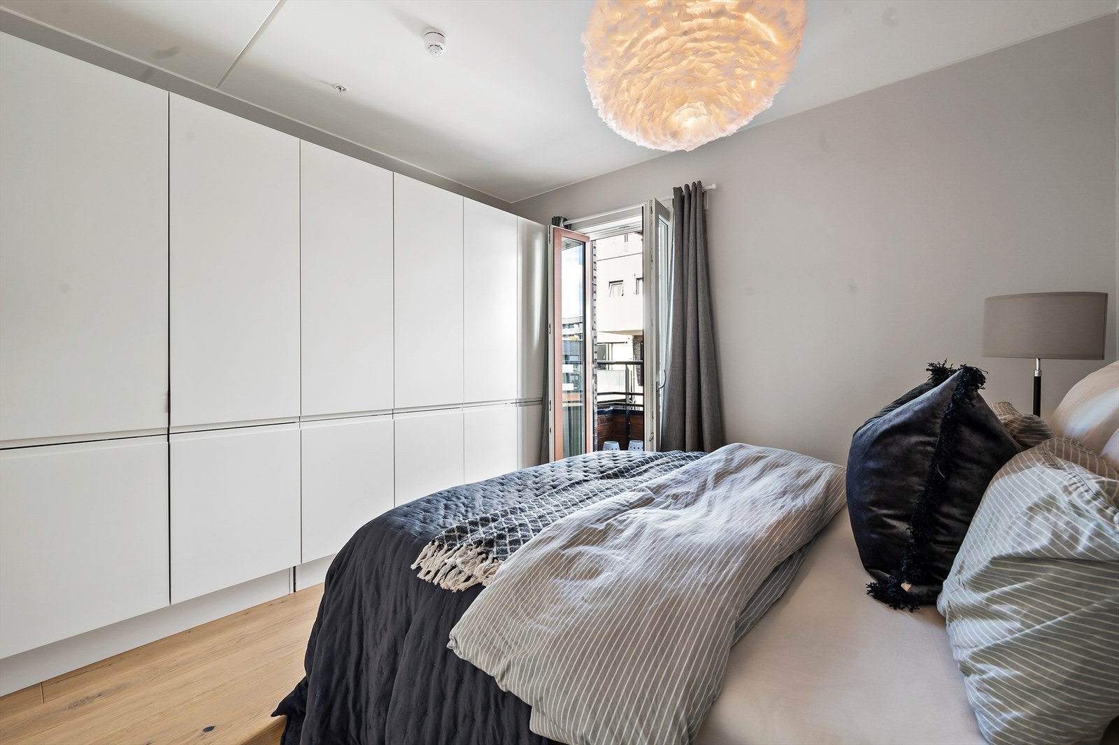 Stor garderobeløsning følger kjøpet. Galleribilde