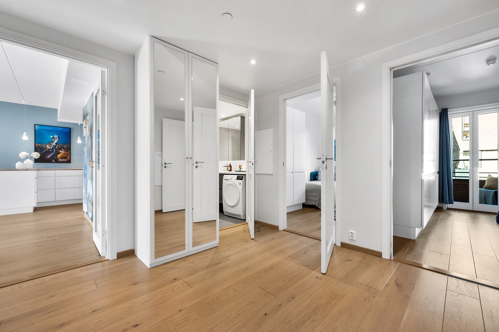 Fra entréen har du adkomst til stue- og kjøkken, bad, hovedsoverom og soverom 2. Galleribilde